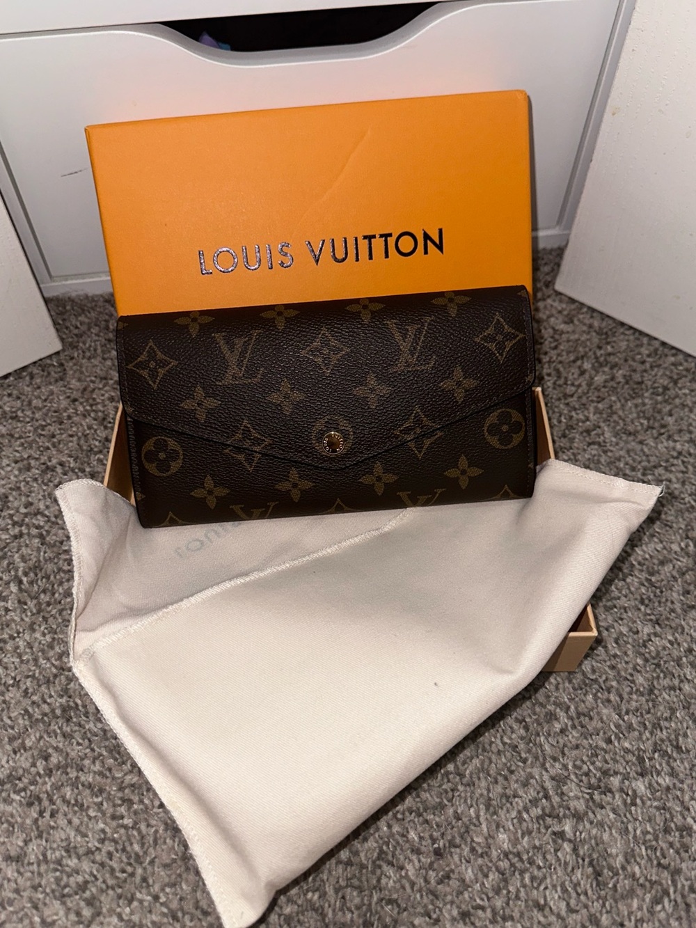 Louis Vuitton Sarah Wallet - Picture 7 of 15